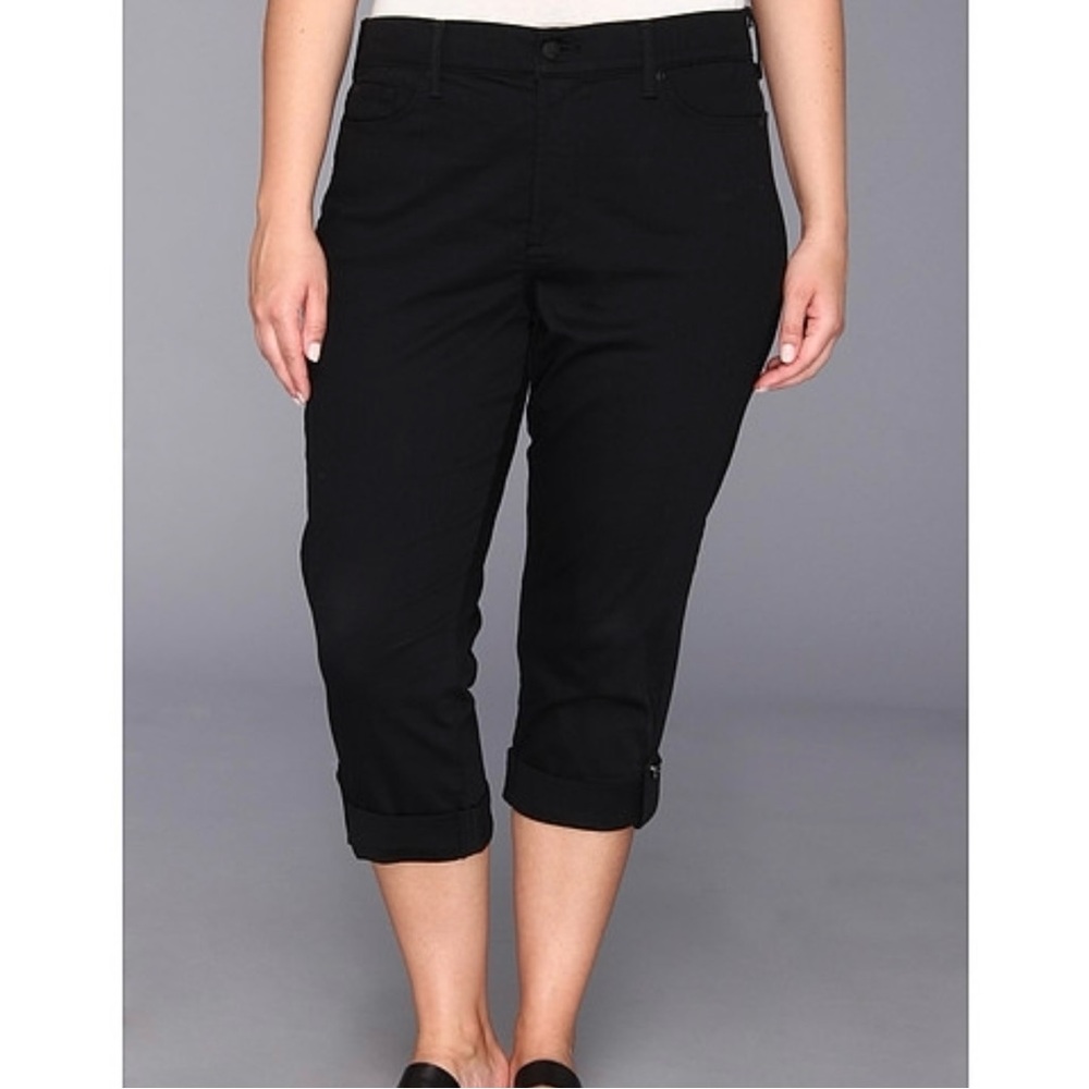 VIP jeans Black Capri size 23 / 24 cropped 3 buttons lightweight career pants